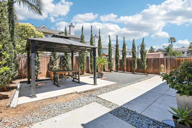2084 Springbrook Ct, Oakley CA: https://media.crmls.org/mediaz/2d520528-7e0d-4aab-9881-5ca76c6a896a.jpg
