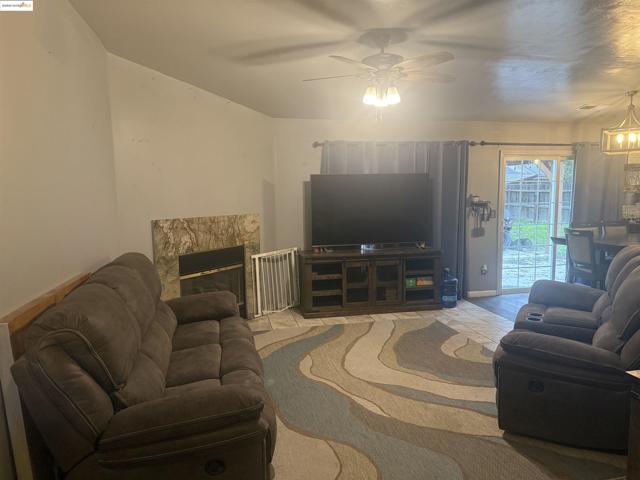 628 Norboe, Corcoran CA: https://media.crmls.org/mediaz/2d531785-05d9-4aa7-8955-c20bd557bc27.jpg
