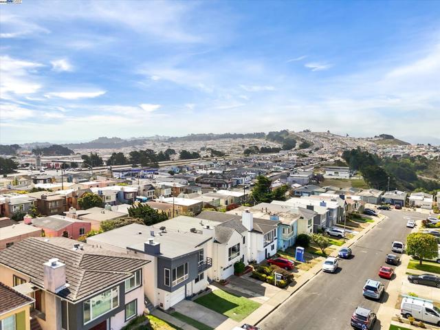 153 Morningside Dr, Daly City CA: https://media.crmls.org/mediaz/2d559ec8-0cc0-4b7d-bf84-83deaa9a3bc3.jpg