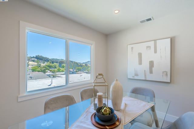 10007 Burr St, Oakland CA: https://media.crmls.org/mediaz/2d56f700-a87f-4965-9e38-26dc712576ec.jpg