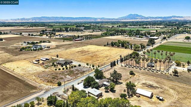 1950 Tule Ln, Knightsen CA: https://media.crmls.org/mediaz/2d578965-2370-41e8-99a6-48f83e8c33a2.jpg