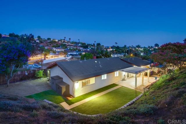 444 Victoria Place, Vista CA: https://media.crmls.org/mediaz/2d57ea66-66cb-498c-b84a-9929874b4367.jpg