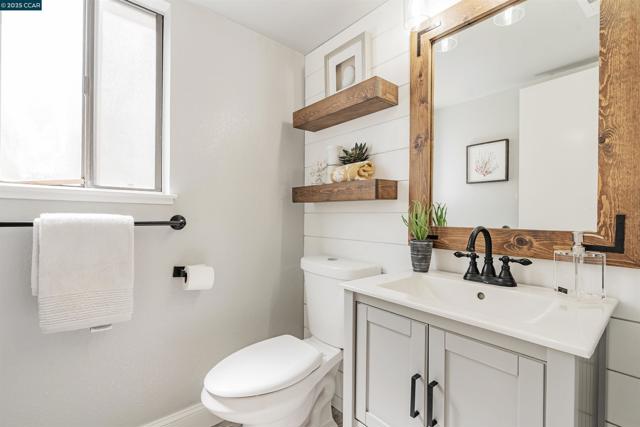 2329 Sweetwater Dr, Martinez CA: https://media.crmls.org/mediaz/2d5856ec-2e3e-45dc-94f4-da6e81fa03f3.jpg