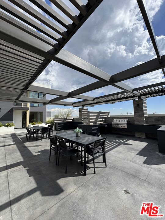 Roof Exterior Lounge w/Barbequ