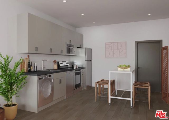 3345 Wilshire Blvd, Los Angeles CA: https://media.crmls.org/mediaz/2d5a247d-6082-4921-9e08-c0d4ca7011a5.jpg