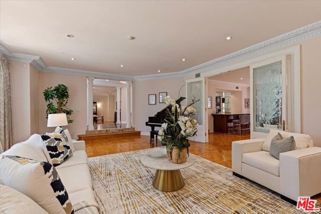 622 Roxbury Drive, Beverly Hills, California 90210, 5 Bedrooms Bedrooms, ,6 BathroomsBathrooms,Single Family Residence,For Sale,Roxbury,24428353