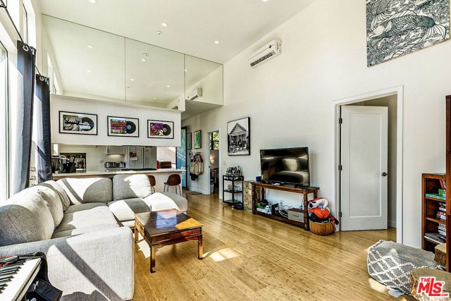 28 Ozone Avenue, Venice CA: https://media.crmls.org/mediaz/2d5aada1-c95d-4a38-9a9c-e4da8df28380.jpg
