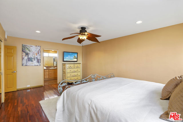 25200 Malibu Road, Malibu CA: https://media.crmls.org/mediaz/2d5ab2ea-f53f-4dda-8485-6ac16c4ef0c6.jpg