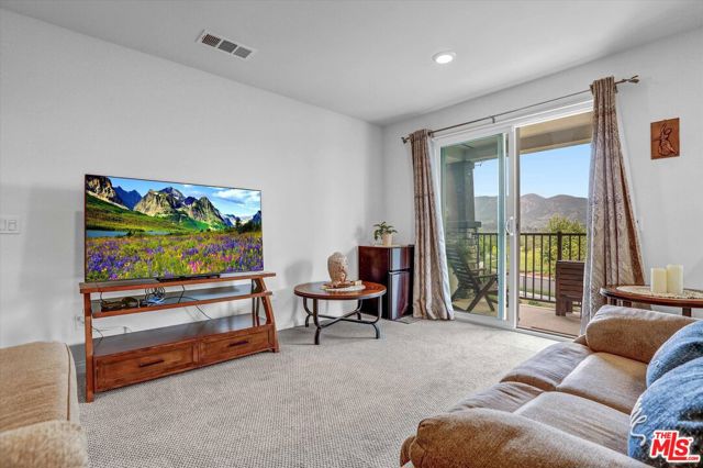 513 Heritage Parkway, Fillmore CA: https://media.crmls.org/mediaz/2d5ad5af-fdcb-4eeb-9d6b-7bc3c77c0e7b.jpg