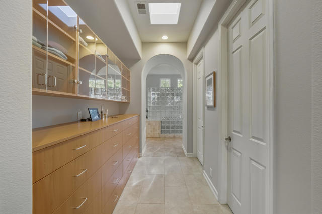 56 Oakmont Drive, Rancho Mirage CA: https://media.crmls.org/mediaz/2d5b17f0-be67-44b3-88a1-3b00b745a99b.jpg