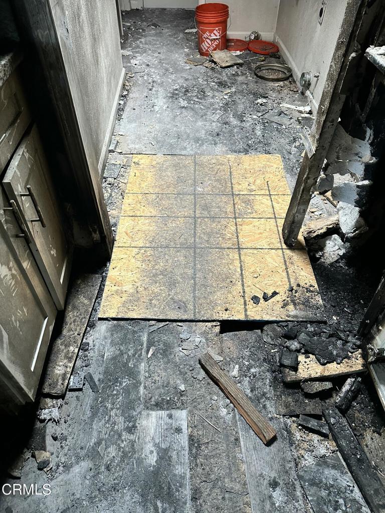 https://media.crmls.org/mediaz/2d5b4c0b-ec4e-4a6a-8a48-1fd61461ea71.jpg?preset=X-Large