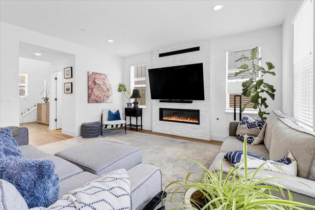 273 Skyview Drive, Marina CA: https://media.crmls.org/mediaz/2d5c06ba-3edc-4bbb-9aaa-c1a502537025.jpg