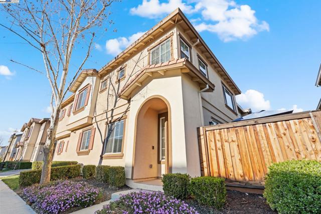 248 Alta St, Brentwood CA: https://media.crmls.org/mediaz/2d5c3347-3fda-4976-9832-7322ba93cac2.jpg