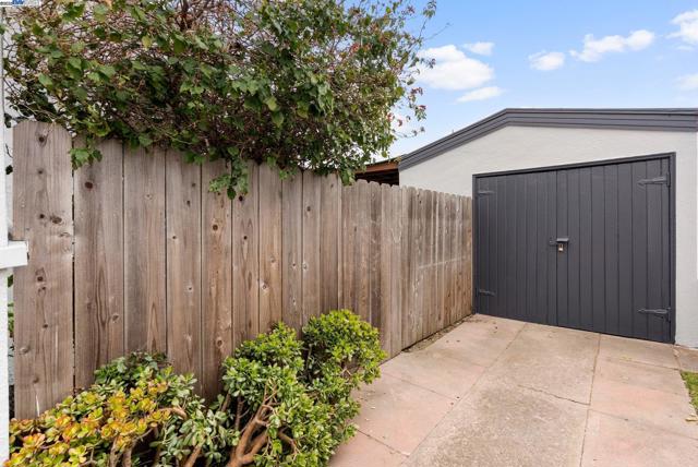 2806 Clay St, Alameda CA: https://media.crmls.org/mediaz/2d5caa3b-ea68-437e-8965-5bfb8ae9f426.jpg