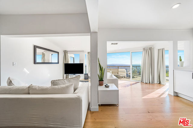 8494 Cole Crest Drive, Los Angeles CA: https://media.crmls.org/mediaz/2d5d580f-a102-436a-b9b5-6f567dcaf2fc.jpg