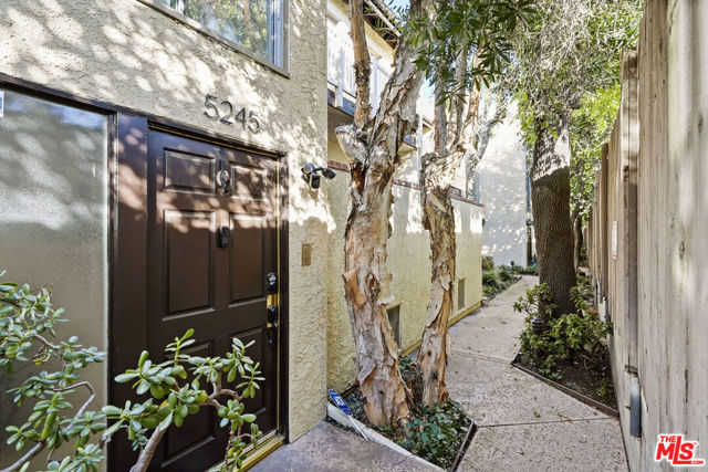 5245 Coldwater Canyon Avenue, Sherman Oaks CA: https://media.crmls.org/mediaz/2d5e66ac-fe20-4dc6-90a9-11f5bb96f050.jpg
