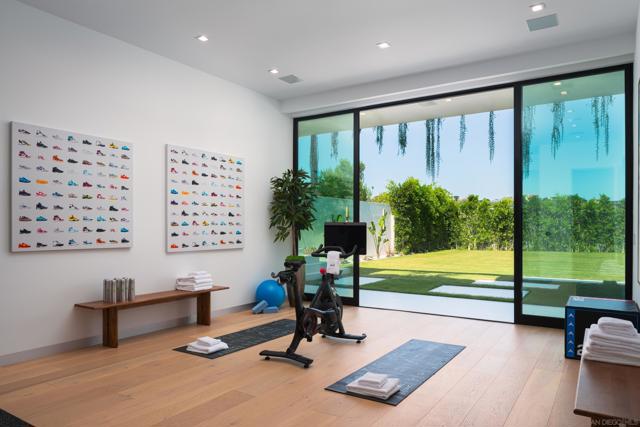 6283 La Jolla Scenic Drive S, San Diego CA: https://media.crmls.org/mediaz/2d5e7a24-55a4-4a08-8c83-e41cadd3511c.jpg