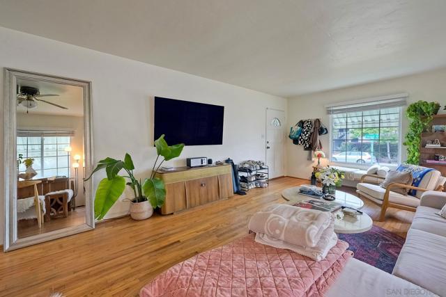 1852 Locust St, San Diego CA: https://media.crmls.org/mediaz/2d5e8268-c86c-4ef3-8501-65fef9972678.jpg