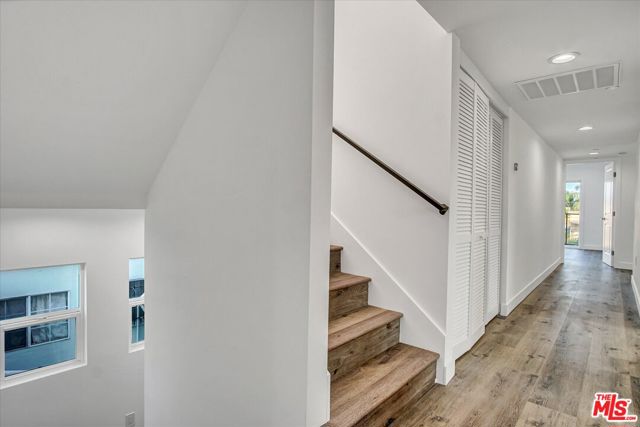 2419 S Cochran Avenue, Los Angeles CA: https://media.crmls.org/mediaz/2d5ec364-428a-42f8-9649-c8b24a2755ba.jpg