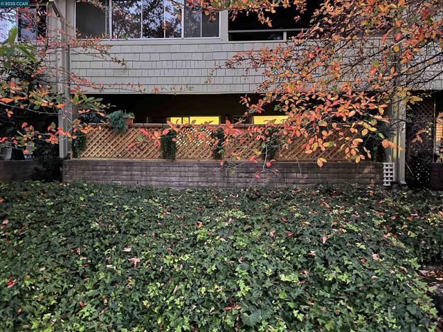 3417 Tice Creek, Walnut Creek CA: https://media.crmls.org/mediaz/2d5f32bb-92b9-4253-a275-5431299d1925.jpg