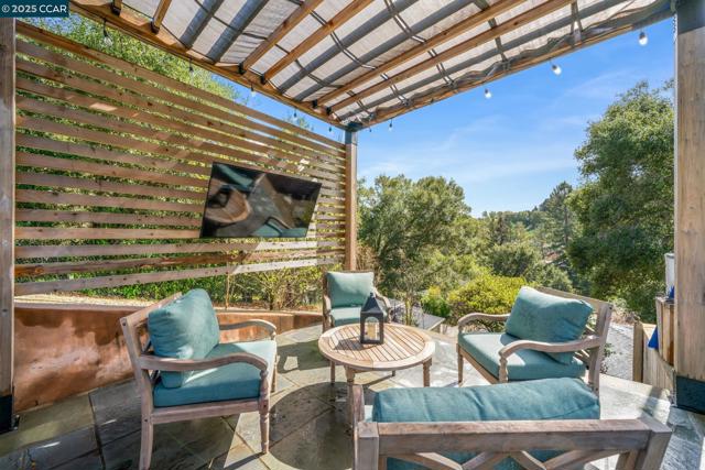 125 Sleepy Hollow Ln, Orinda CA: https://media.crmls.org/mediaz/2d5fab65-407b-4022-a4a3-bd25e54ef473.jpg