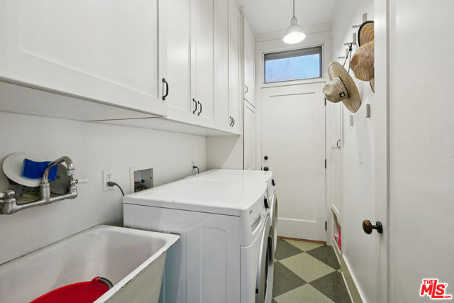 813 Crestmoore Place, Venice CA: https://media.crmls.org/mediaz/2d616671-504d-4daf-a8f8-3b1d6ada15f1.jpg