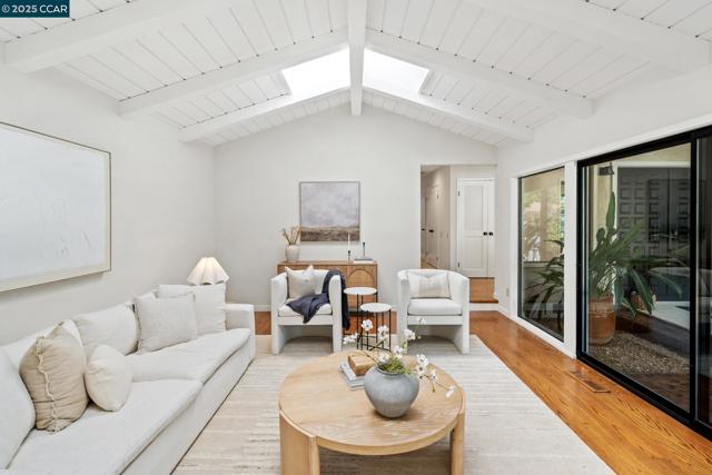 131 Clover Hill Court, Danville CA: https://media.crmls.org/mediaz/2d61bbac-40b5-4ddd-80f4-c28736cde345.jpg