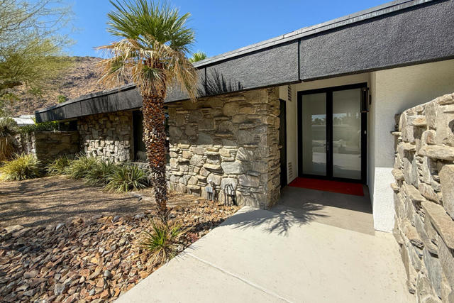 783 N Rose Avenue, Palm Springs CA: https://media.crmls.org/mediaz/2d636a9a-646e-4a88-ae47-e8379b214234.jpg