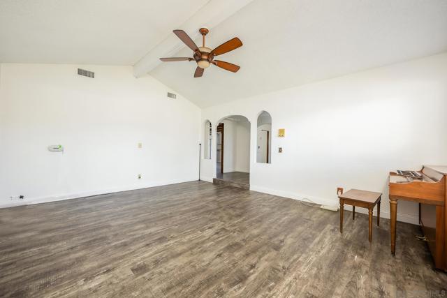 26463 Hamre Pl, Hemet CA: https://media.crmls.org/mediaz/2d63a1b9-e899-4777-808a-e436535efd38.jpg