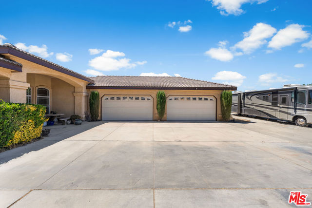 42094 W 21st Street, Lancaster CA: https://media.crmls.org/mediaz/2d63aab1-39f5-4c41-818b-bea4a51c4f16.jpg