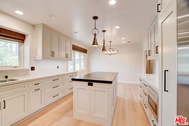 16314 Meadowridge Road, Encino CA: https://media.crmls.org/mediaz/2d640917-9f3e-4596-b18e-3f7b553f00f7.jpg