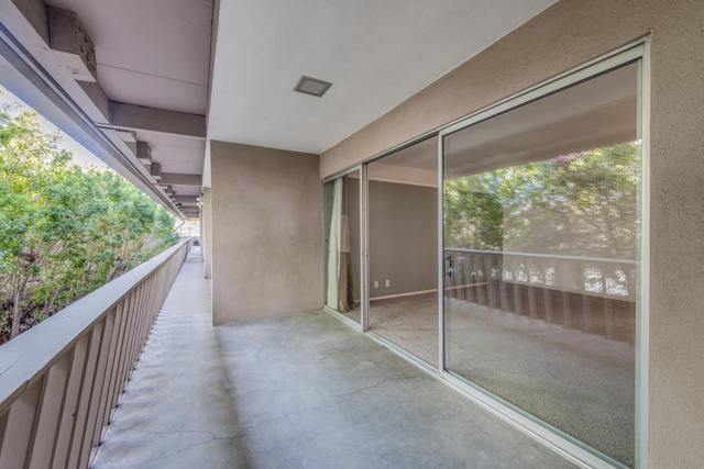 197 W Via Lola, Palm Springs CA: https://media.crmls.org/mediaz/2d644ff6-eb59-4640-aebf-8670ebcefba1.jpg