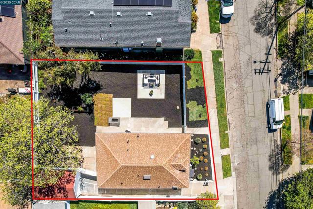 2718 Carmel St, Oakland CA: https://media.crmls.org/mediaz/2d6451a8-15ce-4f7a-8cf7-5723c5ea786b.jpg