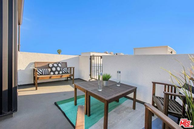 945 N Oxford Avenue, Los Angeles CA: https://media.crmls.org/mediaz/2d647b06-edf4-4e73-8bde-da22e4aadc23.jpg