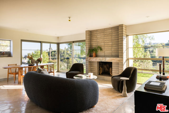 5514 Ridge Oak Drive, Los Angeles CA: https://media.crmls.org/mediaz/2d6500c2-c61c-490a-9245-80eb9fc41a45.jpg