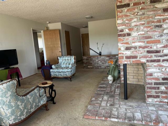 18393 Pepper St, Castro Valley CA: https://media.crmls.org/mediaz/2d655931-006b-4515-91b7-3c7c1eb9b60a.jpg