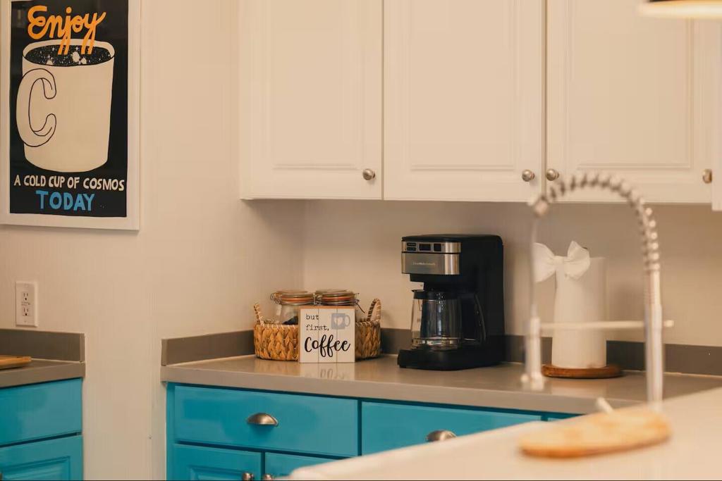 https://media.crmls.org/mediaz/2d658a39-92d7-4fbb-b2f2-3baabe337a87.jpg?preset=X-Large
