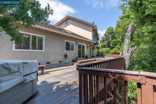 6082 Slopeview Ct, Castro Valley CA: https://media.crmls.org/mediaz/2d65b48f-edaf-4509-8f40-1486693b3c7c.jpg