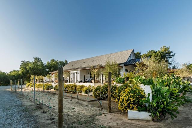 35715 Calle Nopal, Temecula CA: https://media.crmls.org/mediaz/2d65cfde-4679-4b1b-976e-08412e7c3030.jpg