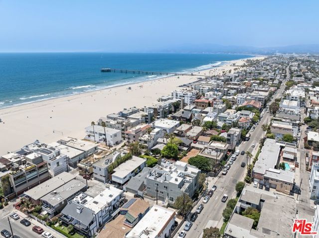 32 Galleon Street, Marina del Rey CA: https://media.crmls.org/mediaz/2d664722-e28e-4889-a722-a6e57d98f6bd.jpg