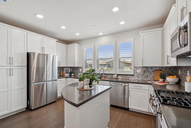 1815 Balsa St, Alameda CA: https://media.crmls.org/mediaz/2d66af62-c0b1-4e13-8cd1-620fc3d5e632.jpg