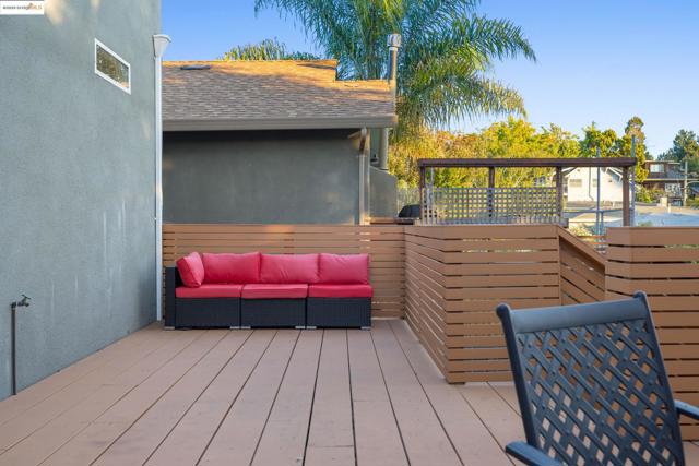 75 Echo Ave, Oakland CA: https://media.crmls.org/mediaz/2d68c300-5df7-4a13-a386-010738b6b1fa.jpg