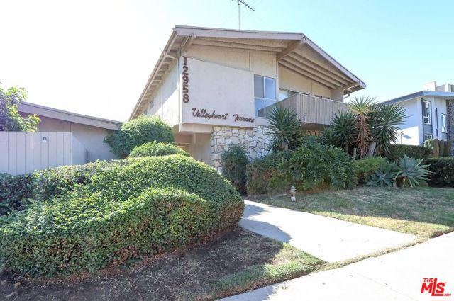 12958 Valleyheart Drive, Studio City CA: https://media.crmls.org/mediaz/2d692c92-6d06-4d71-be25-3af7d957f866.jpg