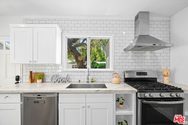 6460 W 84th Street, Los Angeles CA: https://media.crmls.org/mediaz/2d694874-df07-4ddb-8c62-8f2188449551.jpg