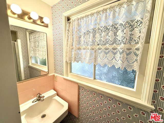 1754 Mandeville Canyon Road, Los Angeles CA: https://media.crmls.org/mediaz/2d69e114-0e11-467e-9a41-61287faca76d.jpg