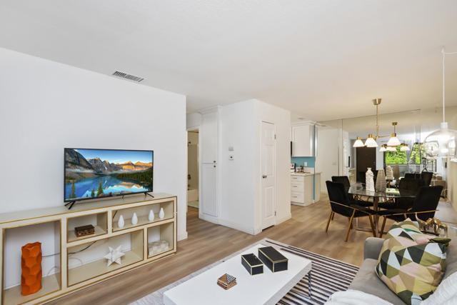 2822 N Auburn Court, Palm Springs CA: https://media.crmls.org/mediaz/2d6a1869-54ad-41e4-9cb4-9c36bc20c170.jpg