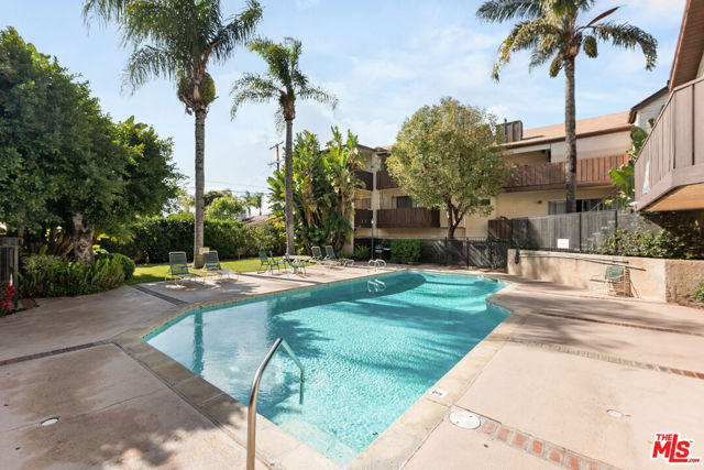 14990 Victory Boulevard, Van Nuys CA: https://media.crmls.org/mediaz/2d6ade81-5aff-4173-b870-f0db4eafd103.jpg