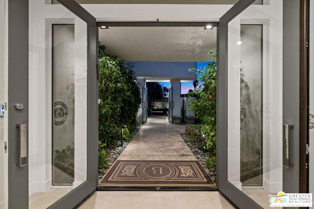 https://media.crmls.org/mediaz/2d6b44a6-fff3-4496-97c2-80dcede020b7.jpg?preset=X-Large