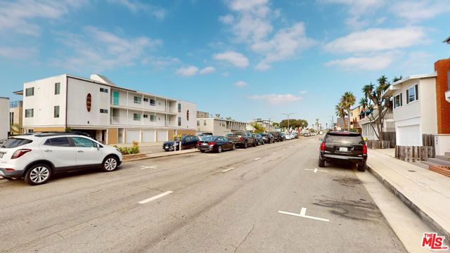 642 Hermosa Avenue, Hermosa Beach CA: https://media.crmls.org/mediaz/2d6c9230-05c6-4e87-aff1-df14b09d6a1b.jpg