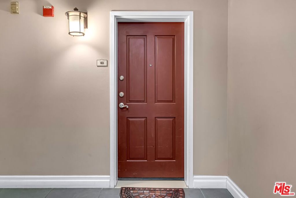 https://media.crmls.org/mediaz/2d6d9dfa-342d-4719-ade2-3f536ffc6aca.jpg?preset=X-Large